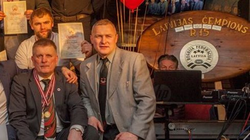 Epizode no "Miesnieku" 25 gadu jubilejas svinībām februārī - "Miesnieku" diskvalificētājs Lauris Ērenpreiss starp vienības prezidentu Uldi Bautri un Latvijas čempionu balvas.