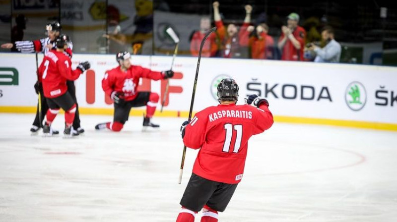 Darjus Kasparaitis un Lietuvas izlases prieki
Foto: IIHF