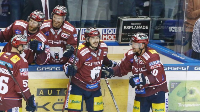 Rihards Bukarts (pa labi) ar komandas biedriem
Foto: imago/Contrast/Scanpix