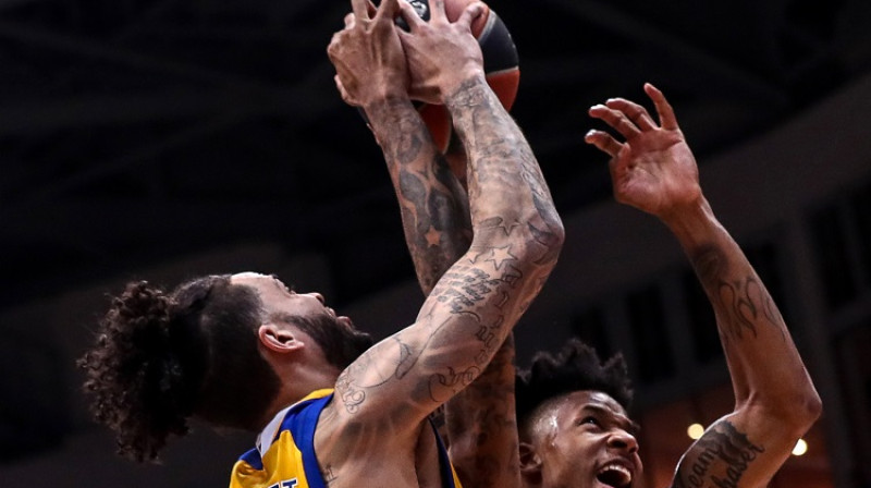 Tailers Hanīkats un Vils Klaiberns cīņā par bumbu
Foto: TASS/Scanpix