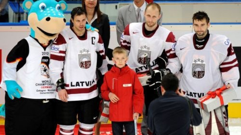 2008. un 2010. gada pasaules čempionātos Latvijas izlases labākie trīs hokejisti - Herberts Vasiļjevs, Arvīds Reķis un Edgars Masaļskis
Foto: Romāns Kokšarovs, Sporta Avīze, f64