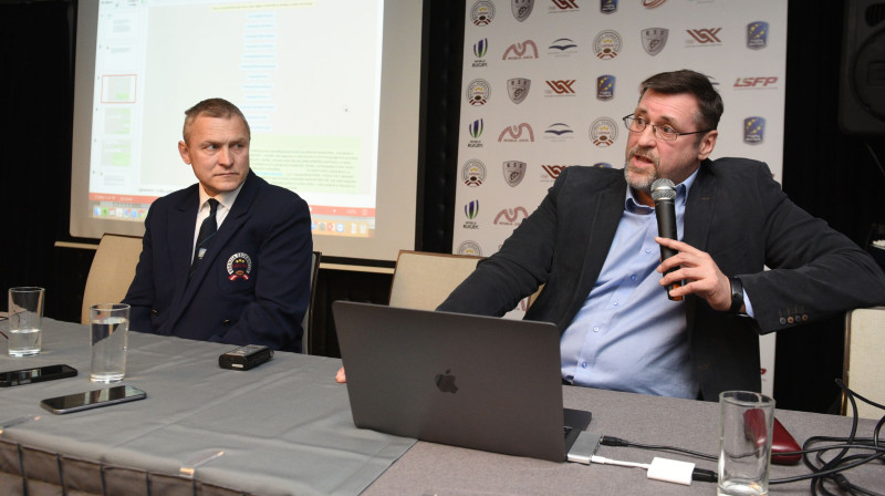 Vilmārs Sokolovs (ar mikrofonu) un Lauris Ērenpreiss, bet fonā kāds no daudzajiem sagatavotajiem slaidiem ar "WhatsApp" sarakstēm
Foto: Romāns Kokšarovs/F64