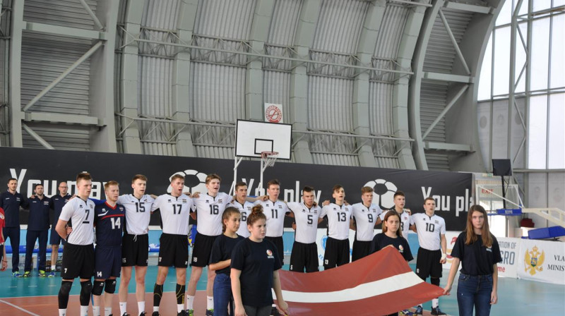 Latvijas izlase pirms cīņas ar Slovēniju.
Foto: www.cev.lu