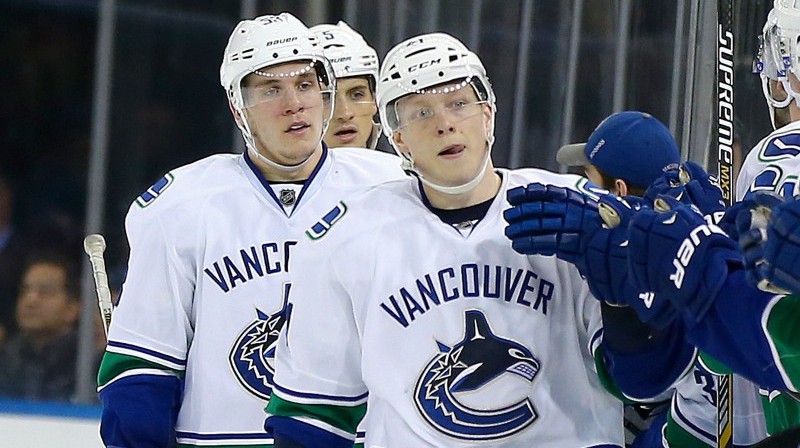 Bo Horvats un Ronalds Ķēniņš 2014. gada februārī "Canucks" spēlē Ņujorkā 
Foto: AFP / Scanpix
