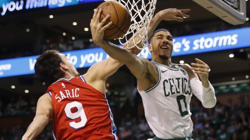 Džeisons Teitums uzbrukumā Filadelfijas grozam
Foto: USA TODAY Sports/Scanpix