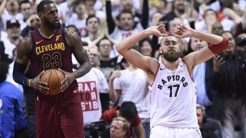Lebrons Džeimss un Jons Valančūns 
Foto: AP / Scanpix