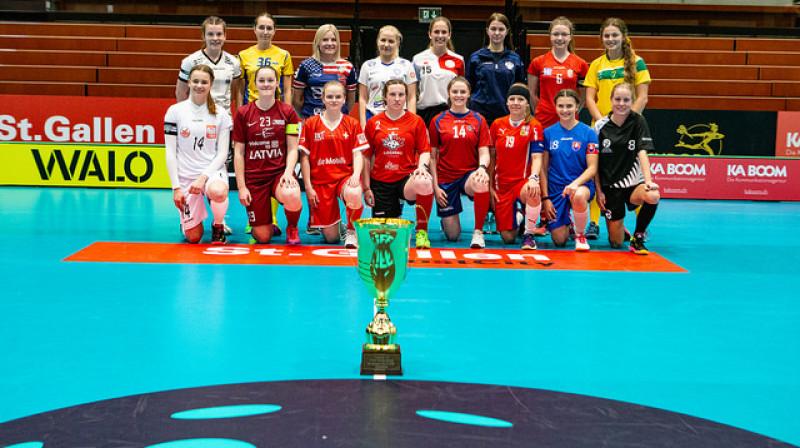 Visu izlašu kapteines tīko pēc galvenās trofejas
Foto: IFF Floorball