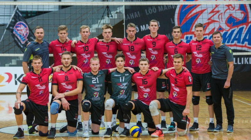 Edgars Limbažu komandā (2. rindā 4. no labās)
Foto: www.volejbols.lv