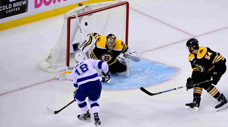 Ondrejs Palats (nr. 18) guva divus vārtus "Lightning" uzvarētajā cīņā pār "Bruins"
Foto:  Cal Sport Media/Sipa USA/Scanpix