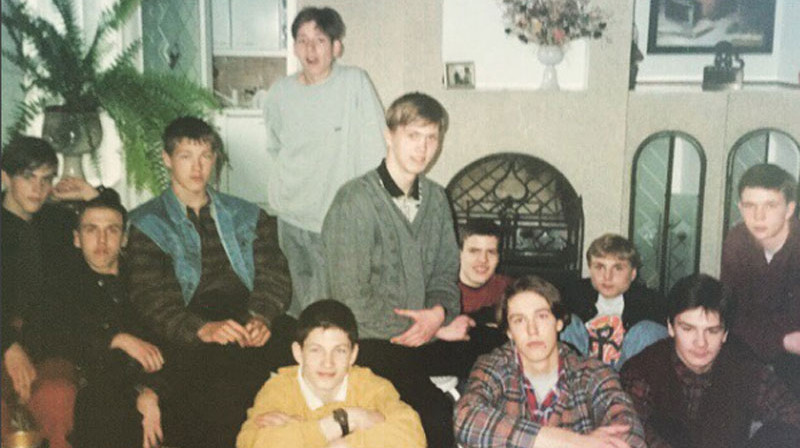 Foto: no personīgā arhīva
Centrā atpazīstami 1981. gada dzimušo puišu VBS komandas līderi - Kristaps Valters, Atis Ozols un Raitis Grafs. Bilde tapusi kaut kad 90-jos Valda Valtera mājās...