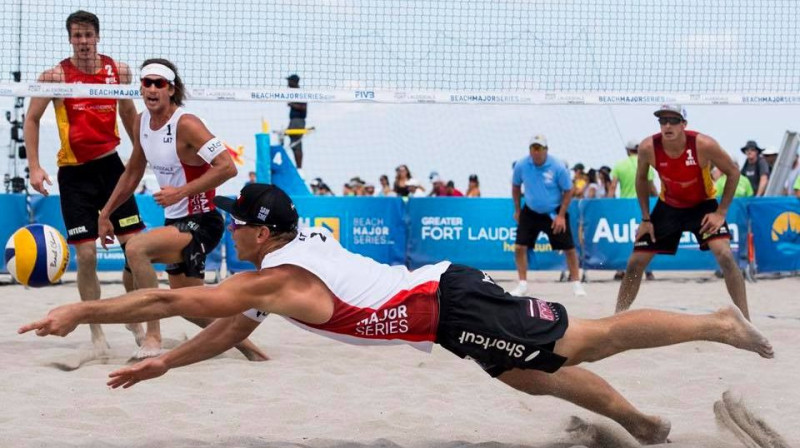 Jānis Šmēdiņš (no labās) un Aleksandrs Samoilovs Hantingtonbīčā 
Foto: FIVB