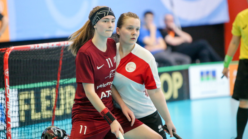 Simona Grāpēna #11 tika atzīta par labāko Latvijas izlasē spēlē pret Austriju, izceļoties ar diviem vārtu guvumiem un četrām rezultatīvām piespēlēm.
Foto: Ritvars Raits, Floorball.lv