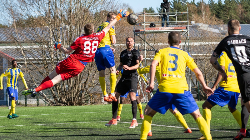 Lidojošais Vitālijs Meļņičenko 
Foto: Raitis Supe