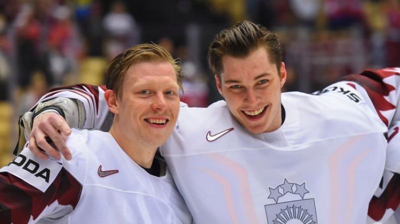 Ronalds Ķēniņš un Elvis Merzļikins
Foto: IIHF