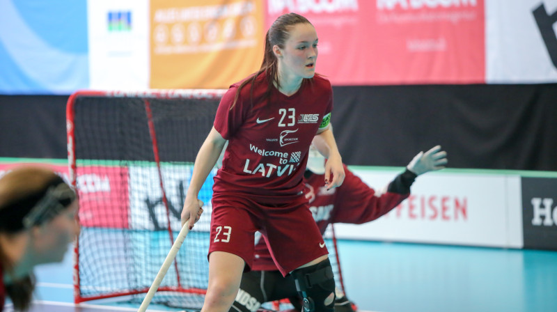 Cementējot aizsardzības līniju, par labāko spēlētāju Latvijas izlasē atzina kapteini Elizabeti Pavlovsku.
Foto: Ritvars Raits, floorball.lv