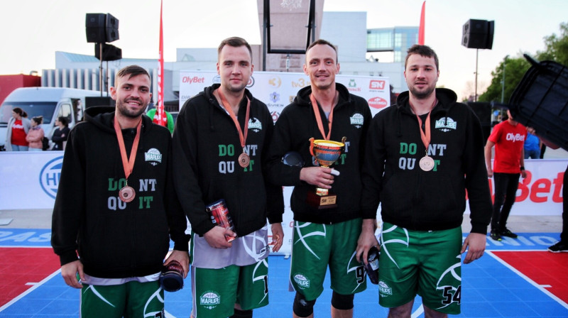 BK "Mārupe" 3x3 basketbolisti (no kreisās) - Artūrs Kramiņš, Armands Seņkāns, Nauris Metnieks un Toms Straudovskis - ar Marijampoles turnīra 3. vietas kausu un balvām
Foto: Anna Paula...