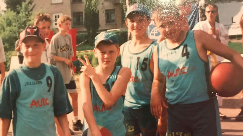 Strītbola turnīrā Edgars Jeromanovs (pirmais no kreisās) kopā ar komandas biedriem no Jelgavas - Māri Lagzdiņu, Edgaru Vītolu un tagad labi zināmo 3x3 basketbolistu Edgaru Krūmiņu....