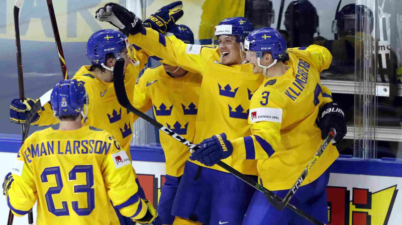 Rikards Rakels (attēlā pa vidu) pieņem apsveikums
Foto: Scanpix