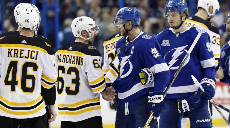 "Lightning" kapteinis Stīvens Stemkoss paspiež roku "Bruins" spēlētajam Bredam Maršānam
Foto: USA Today Sports/Scanpix