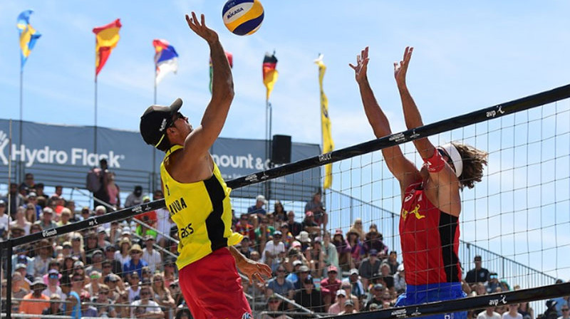 Adrians Gavira uzbrukumā pret Aleksandru Samoilovu. 
Foto: FIVB