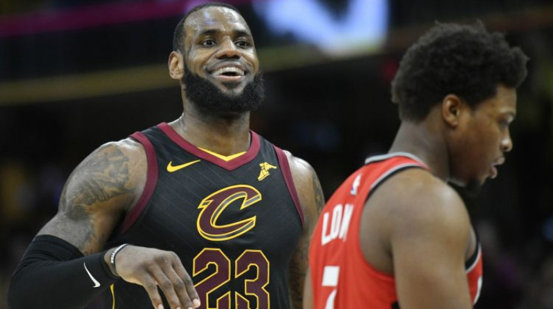 Lebrons Džeimss un sarūgtinātais Kails Laurijs
Foto: USA TODAY Sports/Scanpix