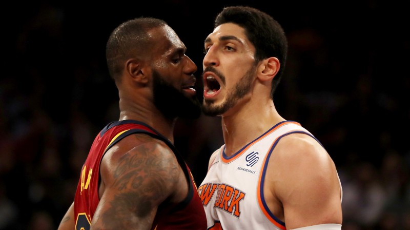 Lebrons Džeimss un Eness Kanters
Foto: AFP/Scanpix