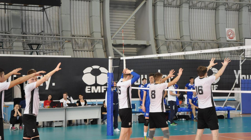 Gaidot servi atlases 2. kārtas mačā pret Slovēniju.
Foto: www.cev.lu