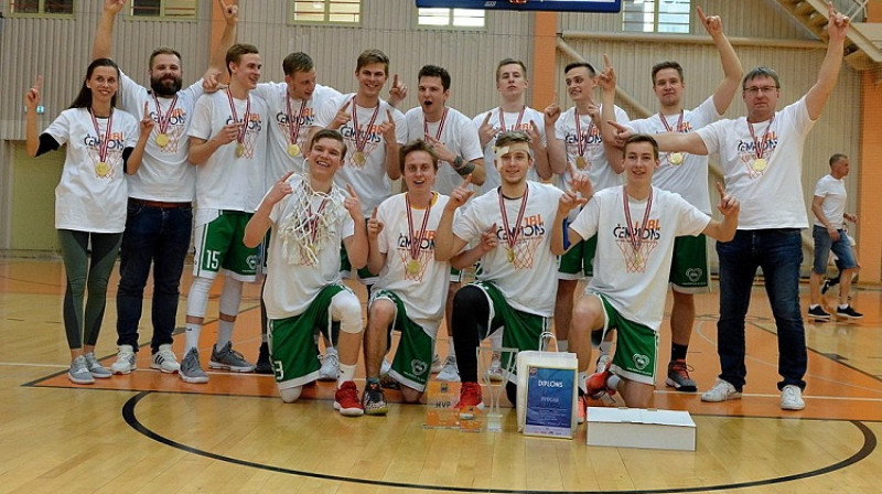 Alvils Kaufmanis, Roberts Zeile un Valmieras U19 basketbolisti
Foto: Romualds Vambuts