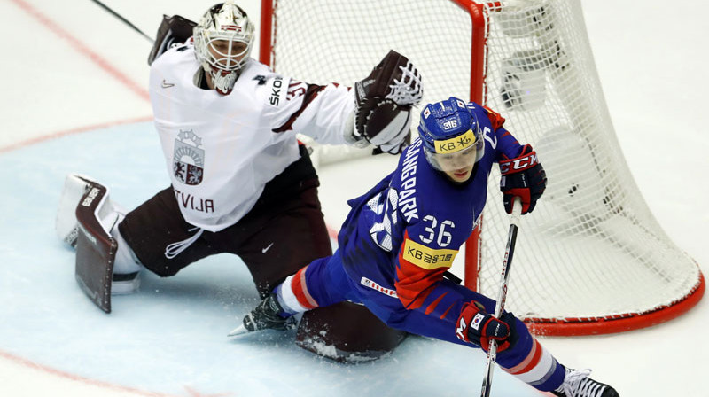 Elvis Merzļikins tikko atvairījis izgājienu viens pret vienu. 
Foto: AP/Scanpix