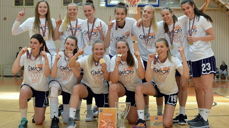 Aleksa Gulbe (augšējā rindā vidū) un "Rīdzenes" U19 meitenes
Foto: Romualds Vambuts