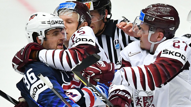 Andris Džeriņš un Oskars Cibuļskis pret Kolinu Vaitu
Foto: AFP/Scanpix