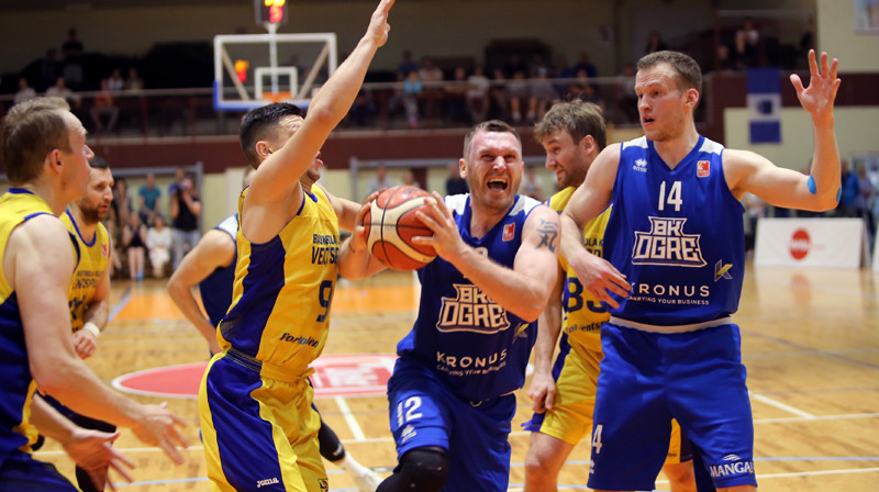 Rinalds Sirsniņš gūst pēdējos punktus "Ogres" uzvarā pār "Ventspili"
Foto: Ritvars Raits