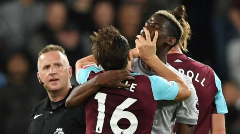 Marka Noubla un Pola Pogbā saķeršanās spēles izskaņā
Foto: imago/Focus Images/Scanpix