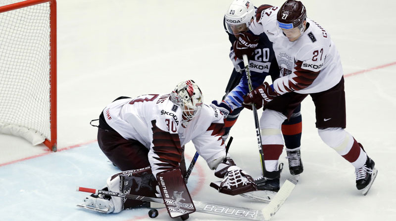 Elvis Merzļikins un Oskars Cibuļskis cīņā ar Krisu Kraideru
Foto: Reuters/Scanpix