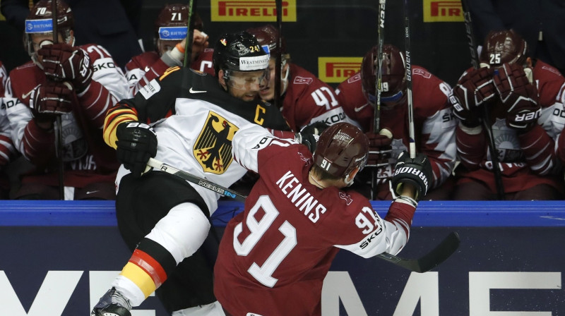 Ronalds Ķēniņš izpilda spēka paņēmienu pret Vācijas izlases kapteini Denisu Zaidenbergu
Foto: AP/Scanpix