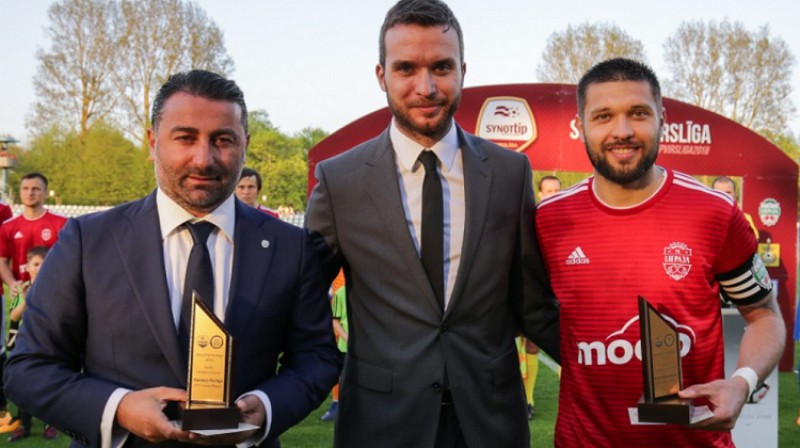 Pirms Liepājas un RFS spēles LFV izpilddirektors Ainārs Dakša apbalvoja Tamazu Pertiju, bet pēc mača jau Pertija vārdiski "apbalvoja" RFS
Foto: Mārtiņš Sīlis