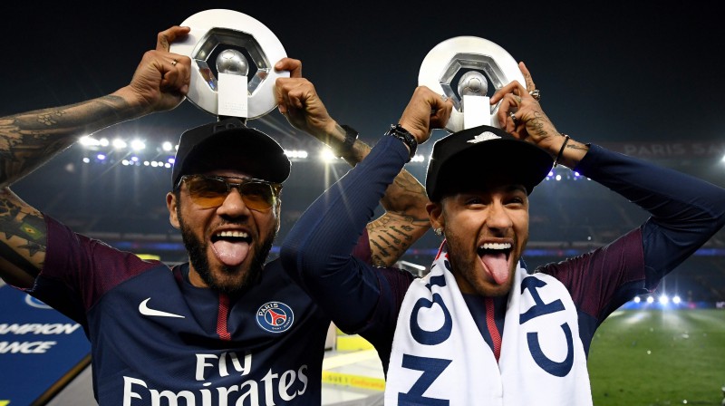 Dani Alvess un Neimārs ar čempionu trofejām
Foto: AFP/Scanpix