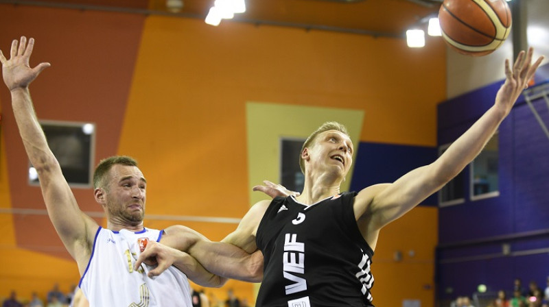 Divi kapteiņi: Uģis Pinete (Jūrmala) un Mareks Mejeris (VEF)
Foto: Romāns Kokšarovs, f64