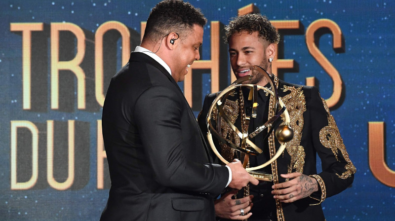 Neimārs saņem balvu no Ronaldu 
Foto: AFP / Scanpix