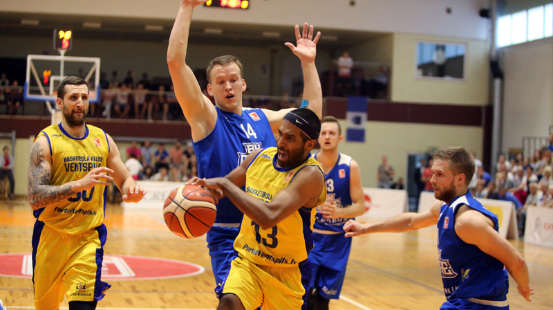 "Ventspils" rindās rezultatīvākie šovakar bija Ronalds Zaķis un Emanuels Ubila
Foto: Ritvars Raits