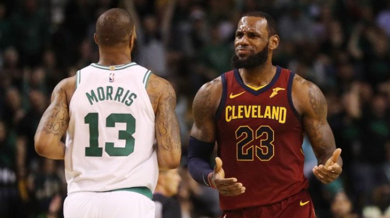 Markuss Moriss un Lebrons Džeimss
Foto: AFP/Scanpix