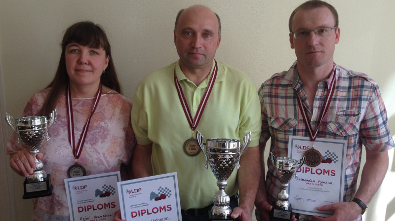 Zoja Golubeva, Guntis Valneris un Raimonds Vipulis 
Foto: Latvijas Dambretes savienība