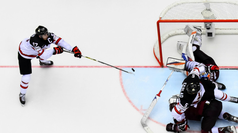 Konors Makdeivids gūst uzvaras vārtus 
Foto: IIHF
