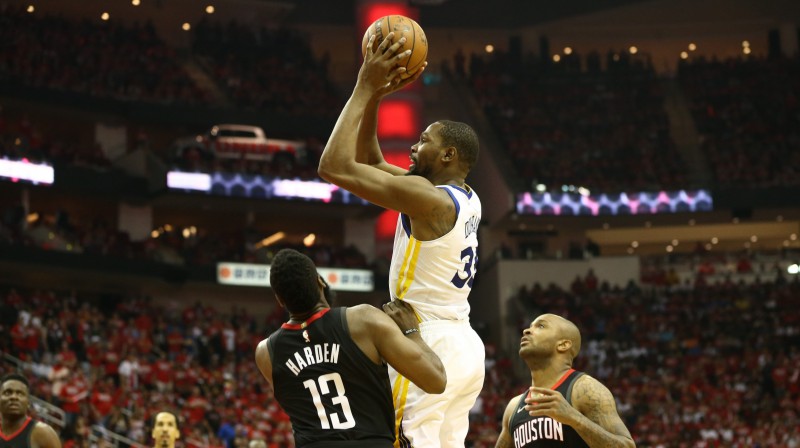 Kevins Durents pret Džeimsu Hārdenu un Pīdžeju Takeru
Foto: USA Today Sports/Scanpix
