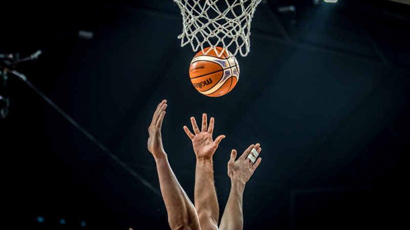"Trīs zvaigznes" un trīs rokas
Foto: FIBA