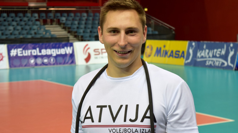 Latvijas izlases fizioterapeits pēc pirmā treniņa Klāgenfurtē.
Foto: Arturs Vitkovskis, LVF