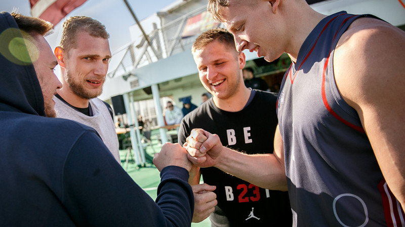 "LSA" 3x3 basketbolisti uz kuģa (no kreisās): Nils Ozoliņš, Arvis Savčenko, Kārlis Večens un Roberts Žubulis
Publicitātes foto