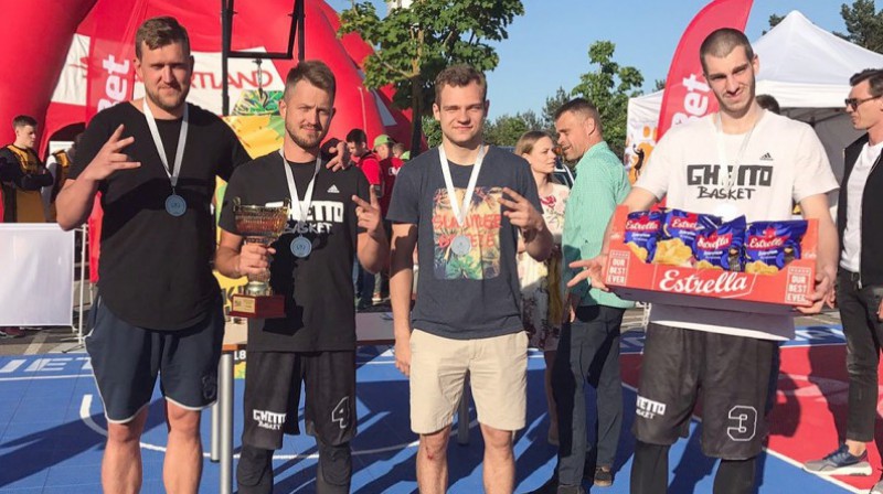 Viļņas "Satellite" 2. vietas ieguvēji "Ghetto Family" (no kreisās): Andris Justovičs, Gatis Justovičs, Renārs Birkāns, Linards Jaunzems
Publicitātes foto