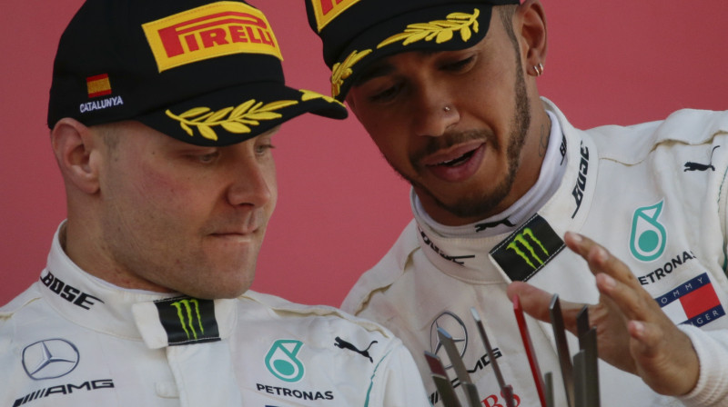 Botass un Hamiltons ir komandas biedri jau otro sezonu
Foto: AP/Scanpix