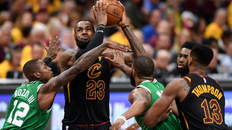 Lebrons Džeimss (ar bumbu) 
Foto: USA Today Sports / Scanpix